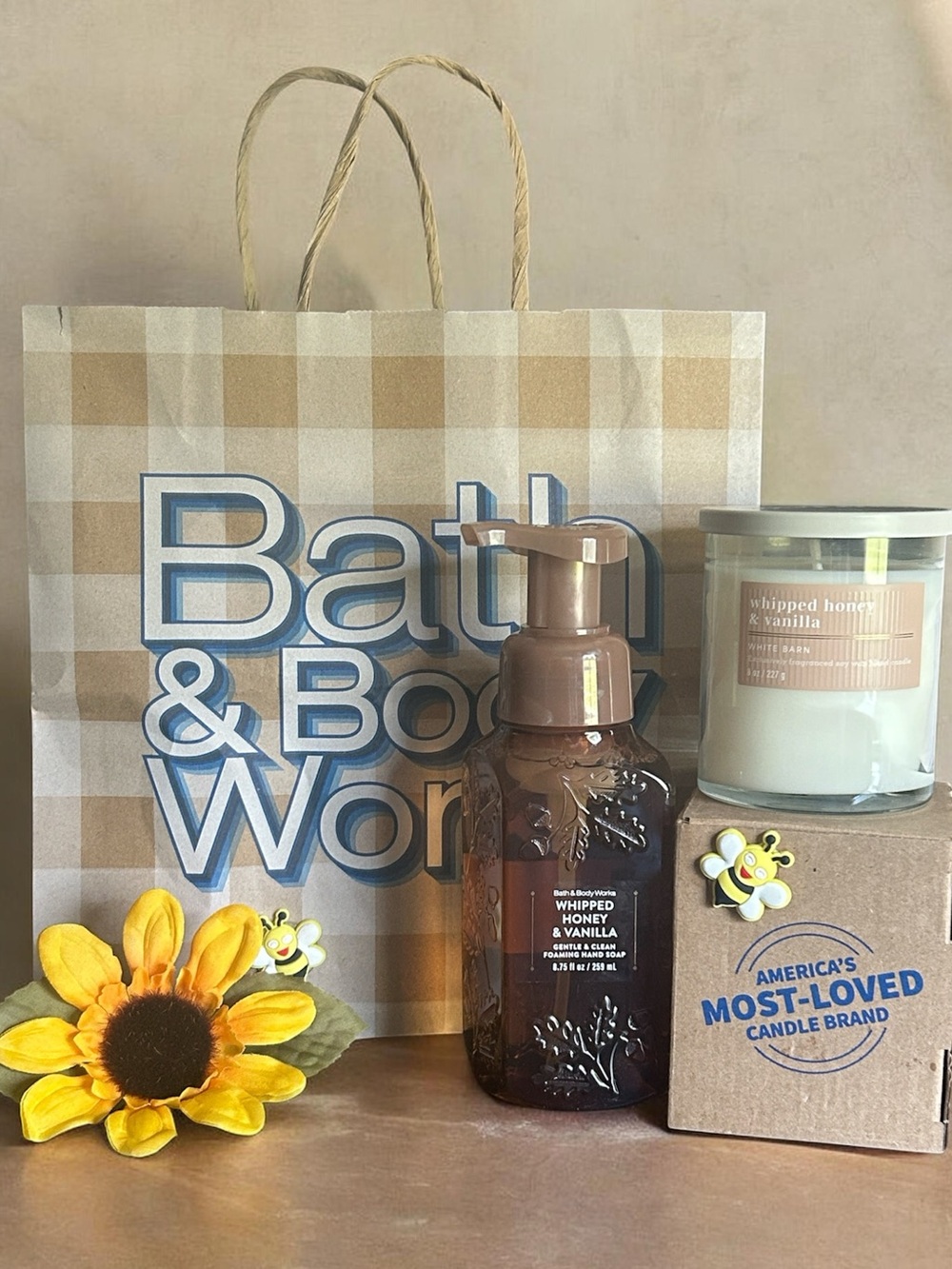 Bath & Body Works Whipped Honey & Vanilla Foaming Soap & Single Wick Candle Set
